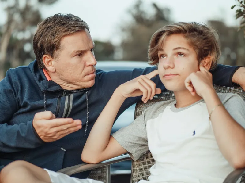 Criar desde el vacío: los padres que renuncian a moldear las certezas de sus hijos