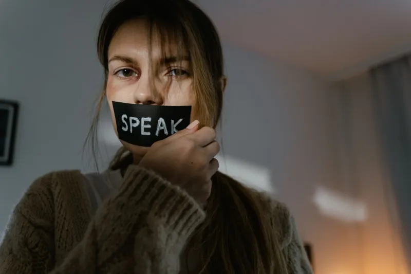 La voz que habita dos casas: cuando el bilingüismo forja una identidad que no cabe en ninguna sola lengua
